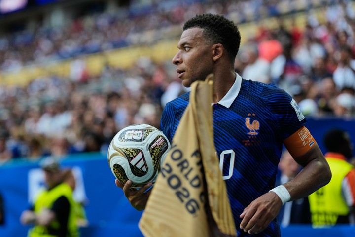 Mbappé, Dembélé a Hakimi roztočili párty na svadbe Lucasa Hernandeza